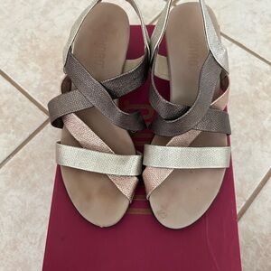 Munro Metallic Sandals Chunky Heel Comfy Foot Bed Size 6M